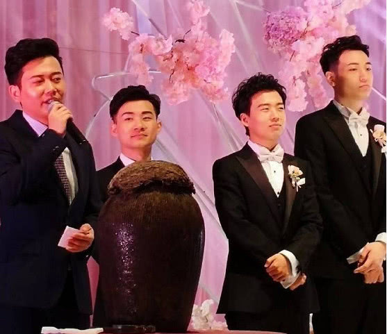 郭德纲徒弟"烧饼"朱云峰结婚,郭麒麟当伴郎,于谦现场送大红包