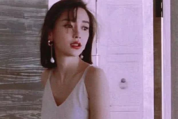 如果天突然下起了雨我不会避躲,因为我知道有一个人会守护着我