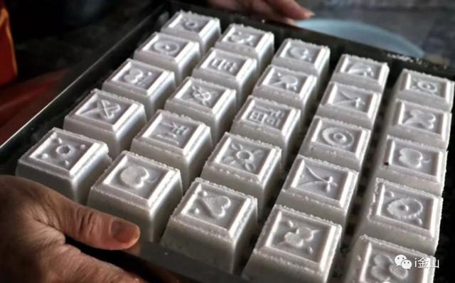 3枫泾状元糕 为金山县枫泾镇所生产的薄片"元糕"清乾隆二十二年,枫泾