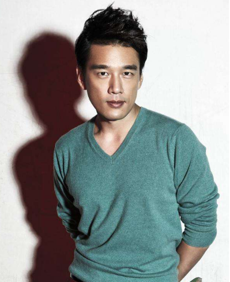 45岁王耀庆生活近照:最适合演有钱人的男人,与妻子低调恩爱20年