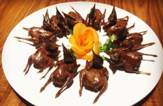 酥炸禾花雀,色泽棕红,配以柠檬独特的清香,骨酥肉嫩,香味浓郁