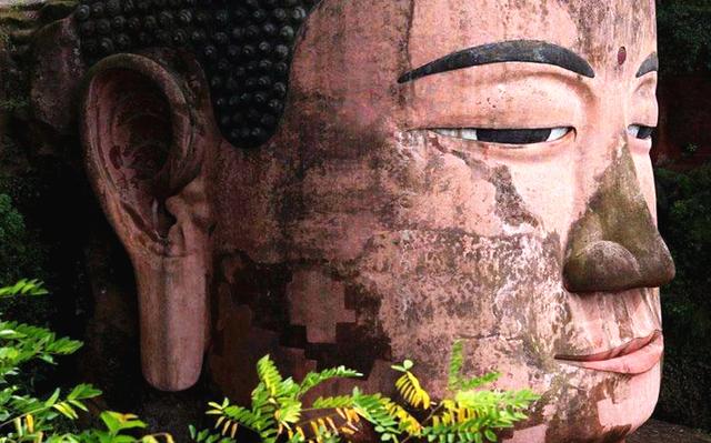 乐山大佛胸口开裂,有网友说佛像是让门票太黑给气的,6年14亿!