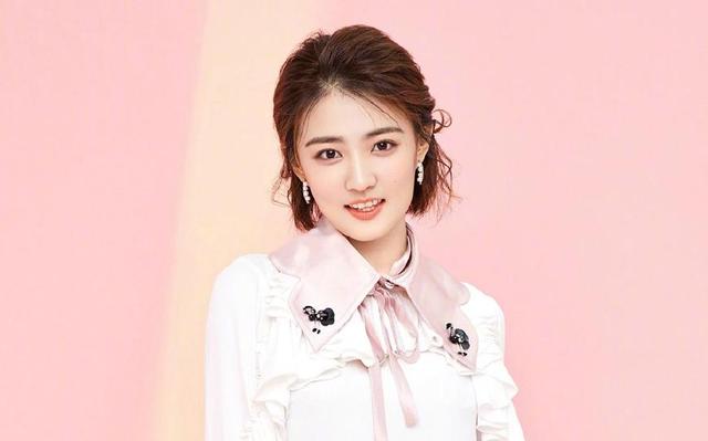 靳东罢演赔偿违约金,事件主角是徐璐,网友"对事不对人"
