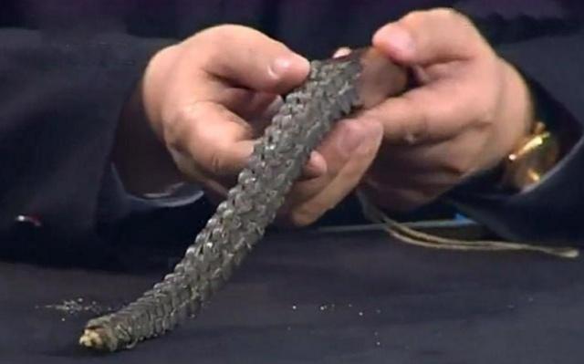 古代的鞭有关,不过不是打仗所用的长鞭,而是赶马所用的短鞭,俗称"马鞭