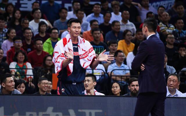 天神下凡?易建联力压沈梓捷上篮打进 吓得深圳二将目瞪口呆