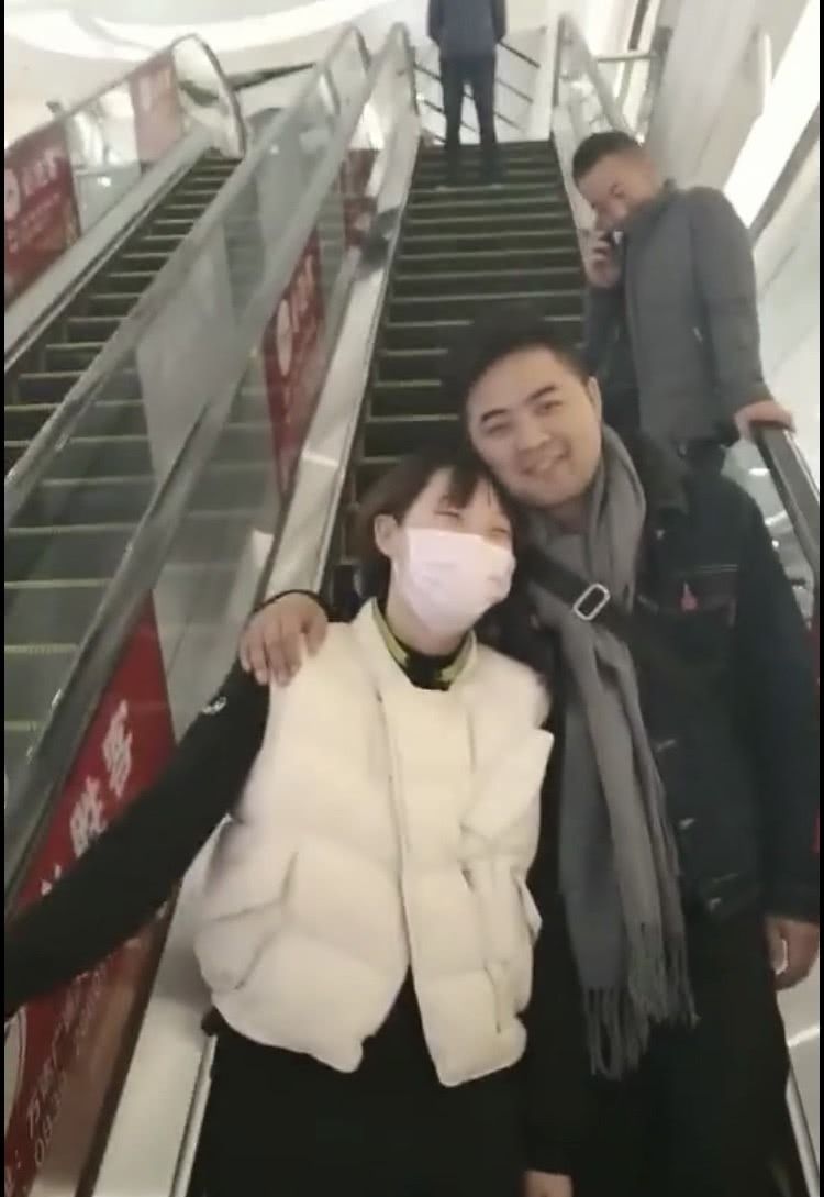 商场偶遇甜蜜夫妻,扶手电梯上秀恩爱,下来的瞬间夫妻变兄弟