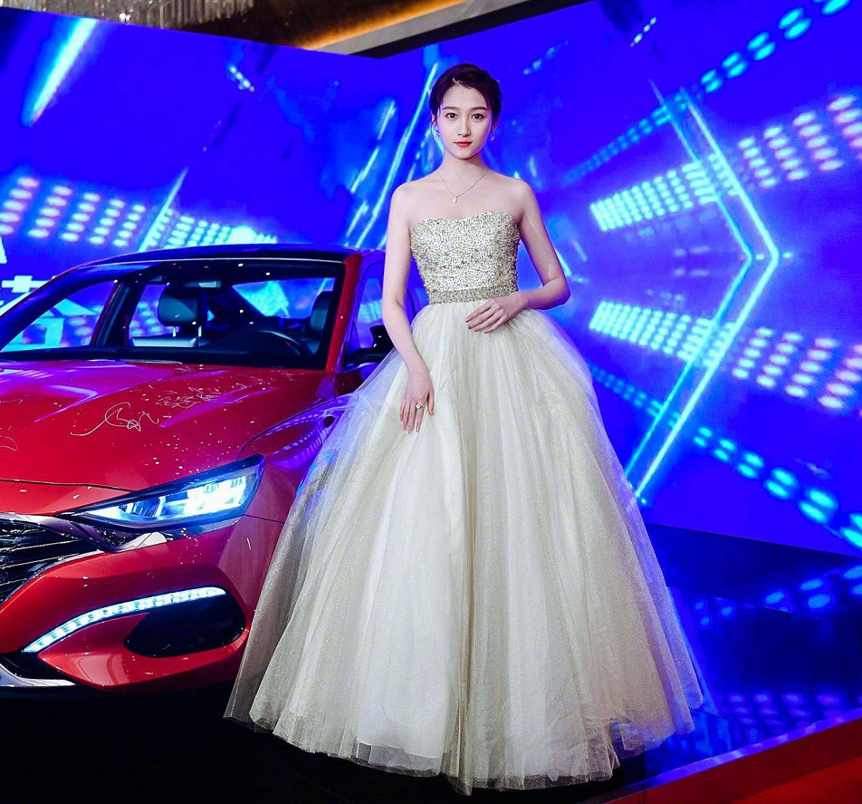 关晓彤这腿要上天啦,一身造型英气十足