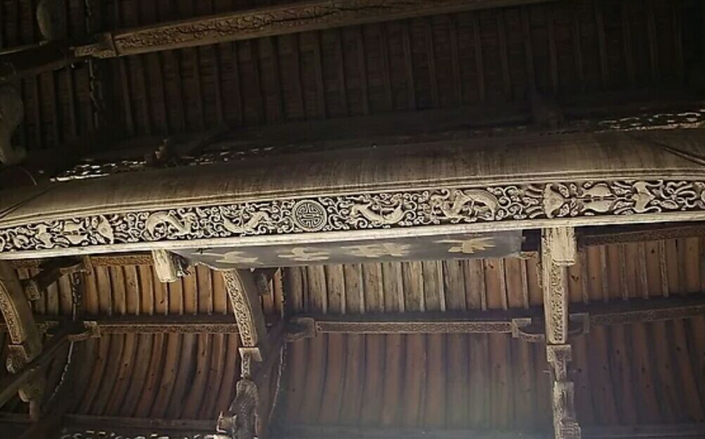 农村常有人高价收旧房梁,他们买这些废木干啥?看完农民要留心了