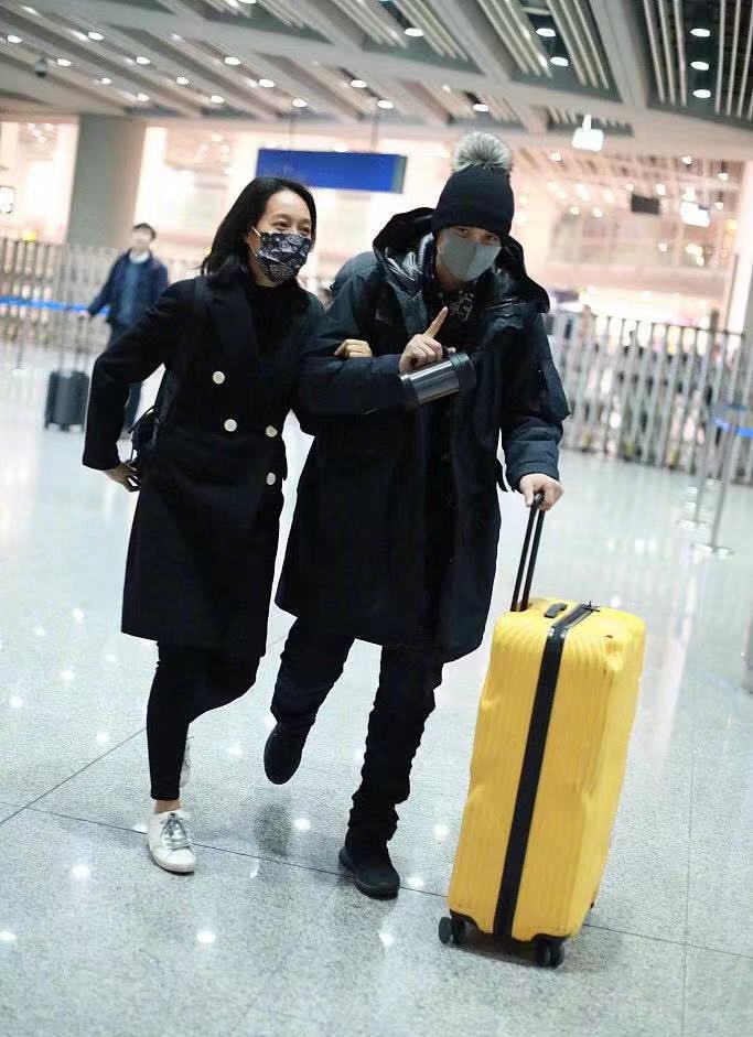 朱丹周一围机场秀恩爱,一身黑装低调保暖,牵手挽胳膊太甜了!