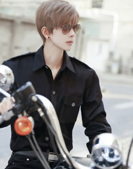 "男装大佬"熊祁主动晒出私密照,回眸一瞬间,网友:被掰弯了