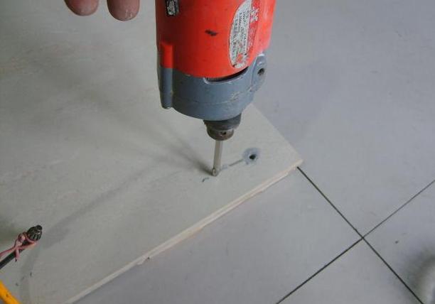 在瓷砖墙上打孔总是开裂?按照这几个步骤打孔一打一个准!