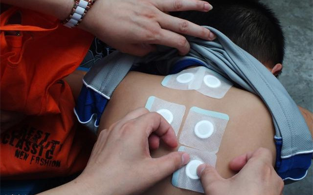 儿童"三伏贴"市场火爆,有些孩子吓得哇哇大哭,贴这个管用吗?