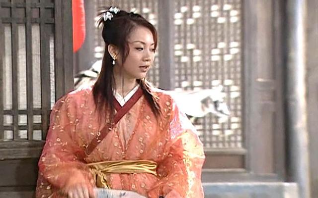 蒋卉饰演的小翠,赛掌柜的小跟班,随后完成逆袭,和赛掌柜调换了位置.