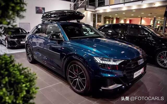 实拍| 全新奥迪q8孔雀蓝,气场还是挺强的,配上小书包更帅