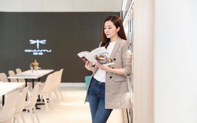 熊黛林穿赛车服,气场爆棚似大佬,比自己老公都高出一截