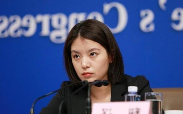 她是中国最冷艳翻译官生活中可爱如女神投入工作就立马严肃