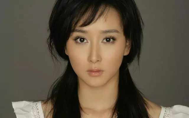 娱乐圈10大小嘴美人,宋祖儿像芭比公主,关晓彤粉嫩似三月桃花