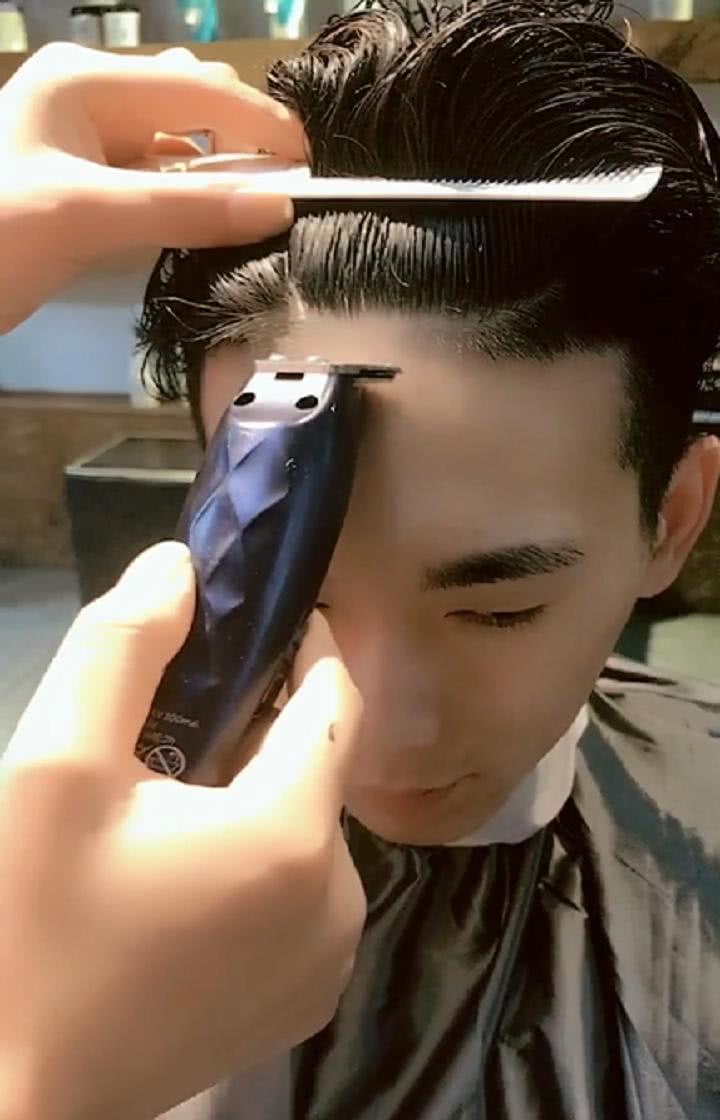 邋遢的小伙想换个清爽的发型,没想到理发后的样子堪比小鲜肉