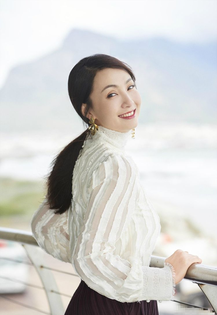 陶虹迎47岁生日大晒美照笑到眼睛眯成一条缝身材仍如少女