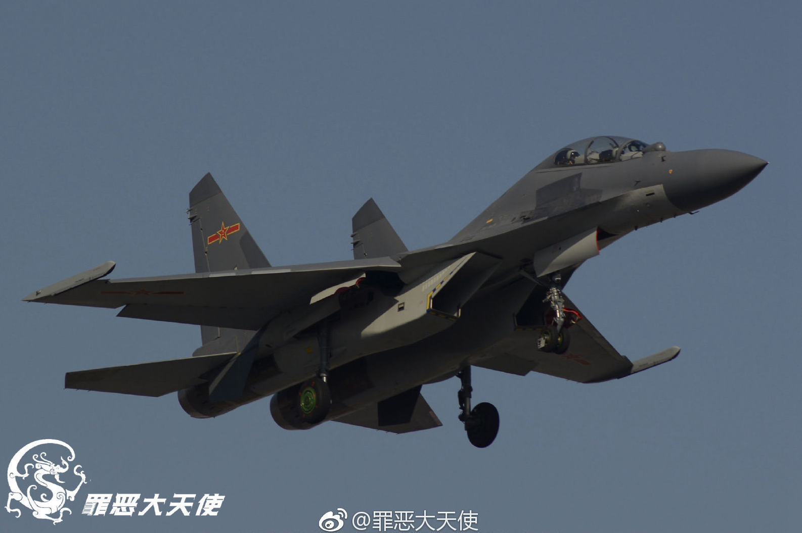 歼16战斗机是中国沈飞在歼-11的基础上研制的一款四代半双引擎双座多