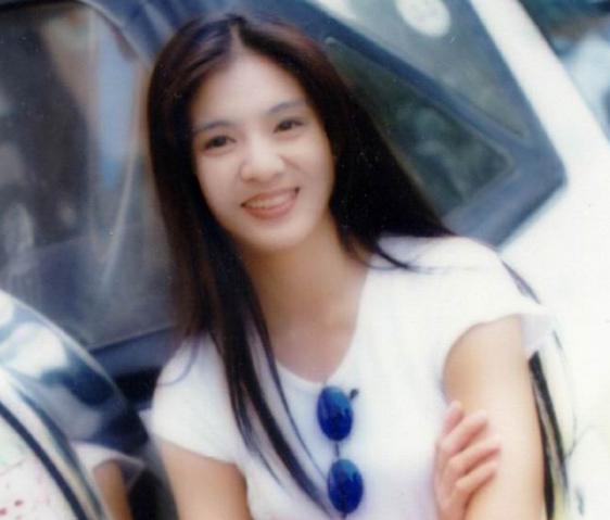 玉女明星杨采妮年轻的时候也曾是香港娱乐圈有名的美人,可惜在事业最