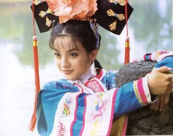 阴差阳错小燕子入宫当了还珠格格,身份变了她的发型也变了,梳着旗头留