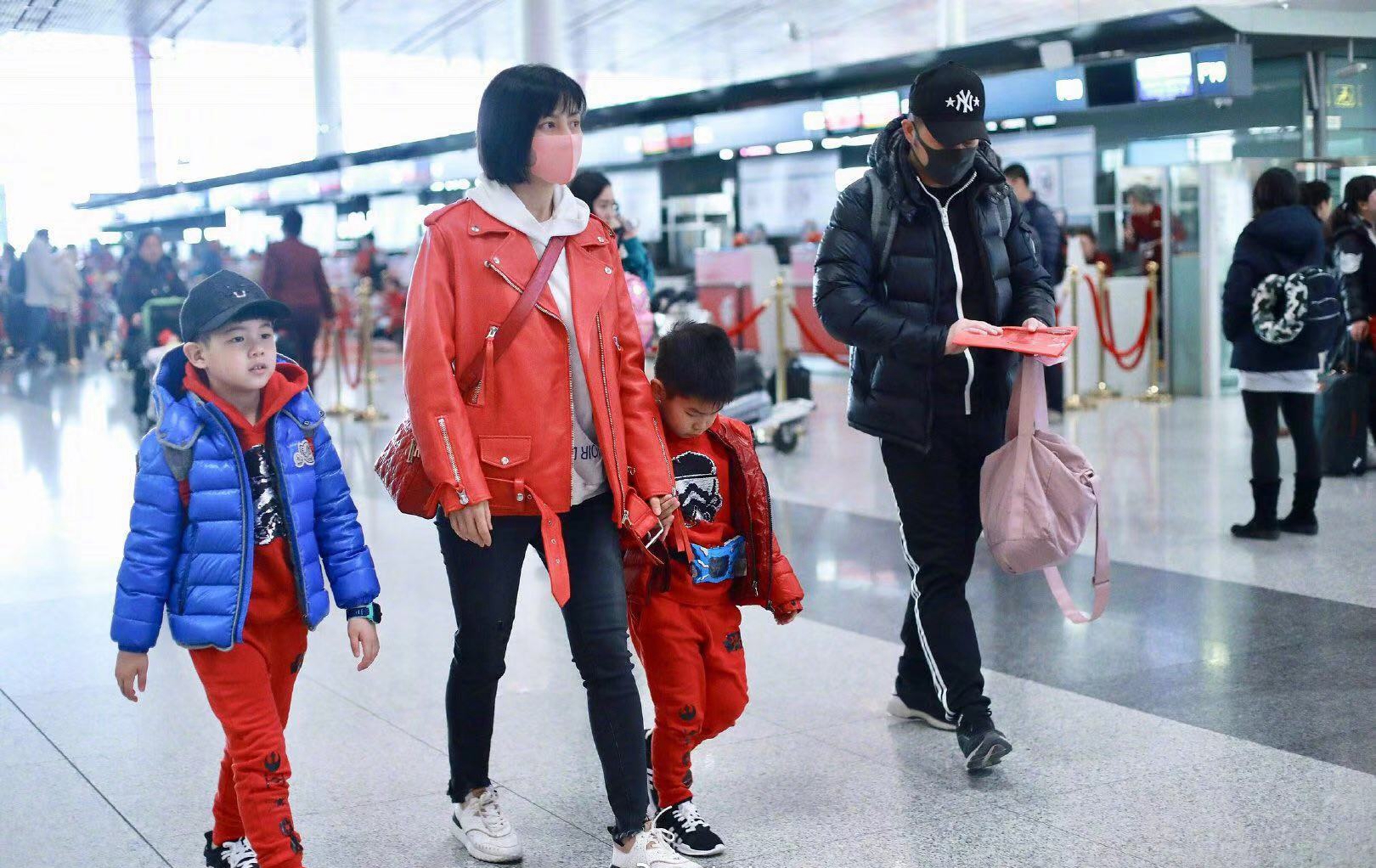 沙溢胡可夫妇走机场,穿休闲春装活力减龄,胡可剪波波头后更美了