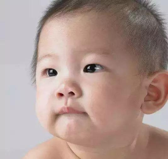 如果咱们的小宝宝喜欢有咬嘴唇的习惯，各位家长们可不要忽视了！|家长|牙齿|粘液腺_新浪新闻