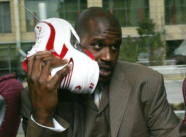 奥尼尔的鞋也太大了!当电话能把头全遮住,相当于小朋友半个人高