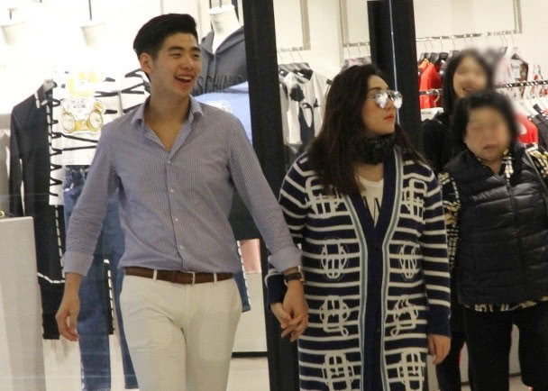 赌王太子何猷启和老婆吃饭享平凡人生活|何猷启|赌王|何超盈_新浪新闻