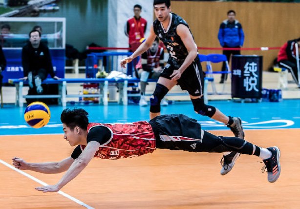 男排四强焦点战,八一接应新星大放异彩,国家队队长23分难救主