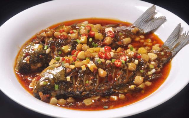 美食大厨教你:"红烧鲫鱼"的家常做法,肉质鲜美,口味香辣可口