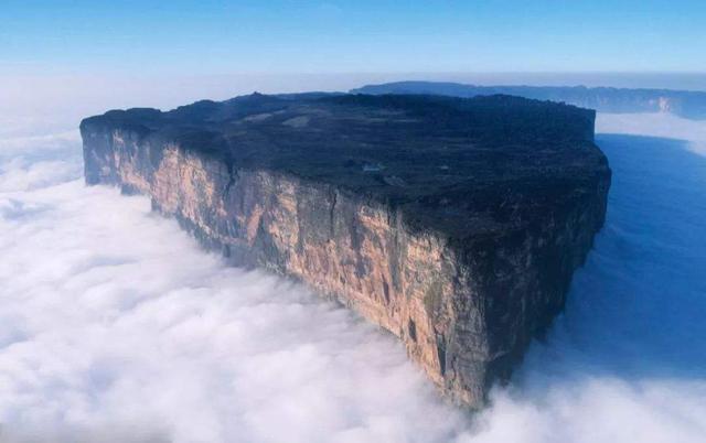 世界上最奇怪的山脉山顶和平原一样被怀疑存在未知的世界