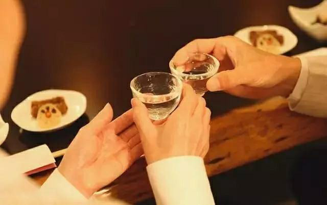 喝酒为什么要碰杯?聊聊碰杯的起源|杯子|礼仪|古希腊_新浪新闻