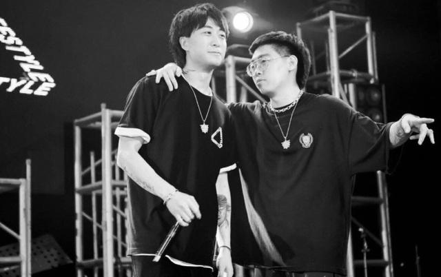 红花会会长弹壳结婚微博开心晒结婚照却被高颜值老婆抢了镜