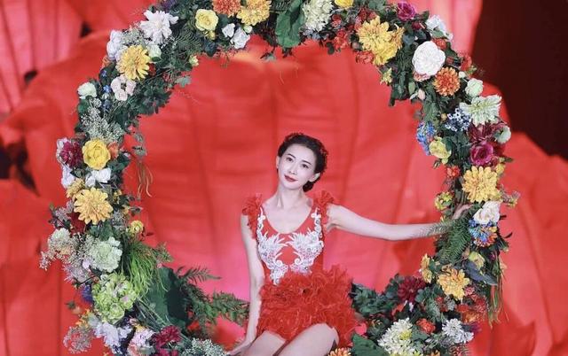 44岁林志玲真拼!春晚表演高难度水上芭蕾舞 犹如"出水芙蓉"