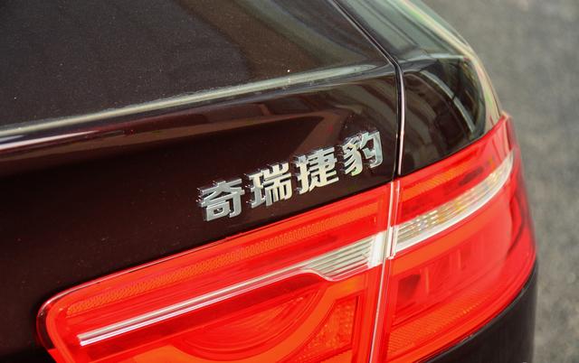 xel秉承家族化设计风格,大嘴造型配合运动蜂窝状中网和捷豹的圆头车标