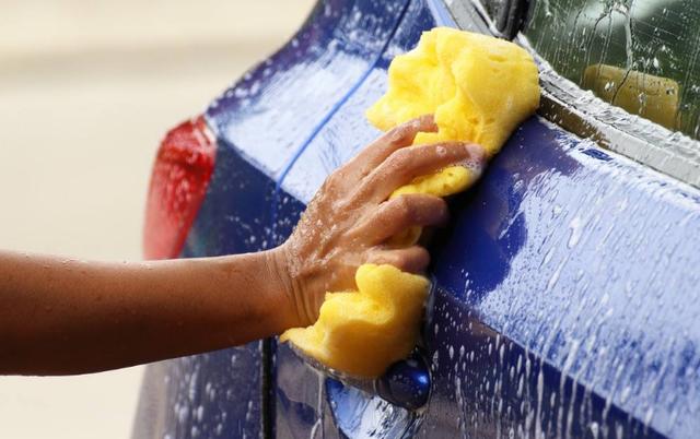 在家自己洗车,车上这些地方要特别注意,早知可以省去不少修车费