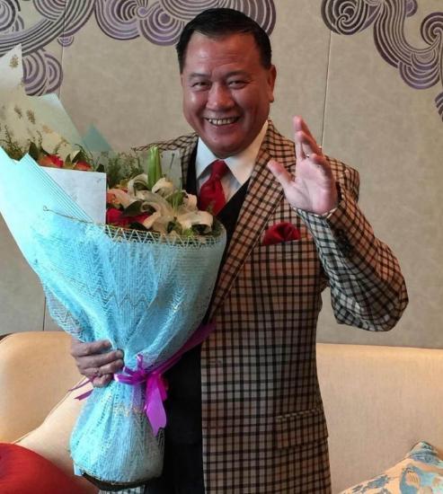 61岁万梓良全家近照: 两任妻子都很漂亮, 从霸气十足变慈眉善目