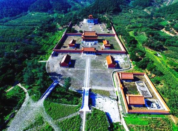 图为东陵景区红墙外的一个建筑,是孝庄文皇后的陵寝.