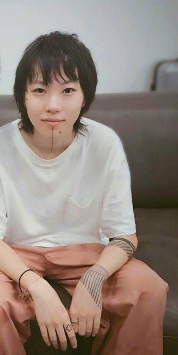 窦靖童养生搪瓷杯别腰上实力抢镜,网友:王菲也理解不了的时尚感