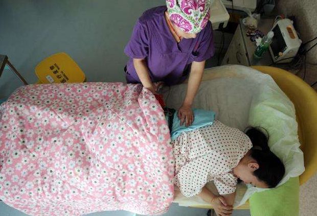 在剖腹产后,宝妈最好采用这样的"睡姿",有助于产后伤口的恢复