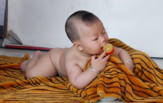 想让宝宝有漂亮头型,后天纠正很重要,不仅睡姿,做好这些也可以