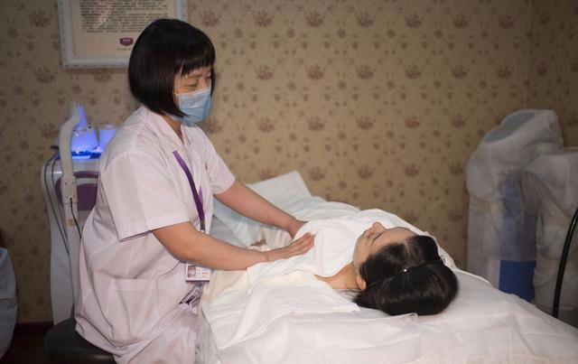 催乳的方法有很多,最常见的是专业催乳师的按摩法和食疗法,下面就让