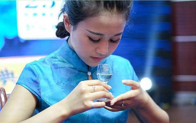 一杯酱香型白酒,喝出与众不同的人生!