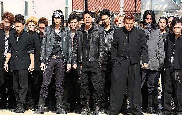 混混变成警察,又成为了黑老大而且嚣张地说:我有3把刀|梁旭东|黑社会