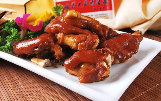 炖出来的猪蹄总是有一股怪味?学会这2招,让你的猪蹄更鲜美!