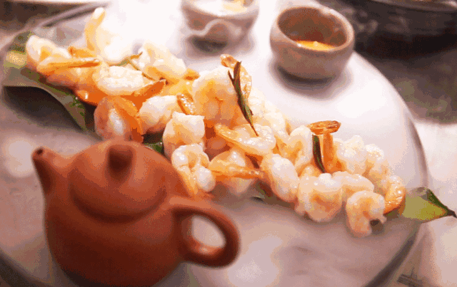 龙井凤尾虾仁,搭配龙井嫩芽烹制,利用干冰制造出鲜虾飞腾在袅袅烟雾之