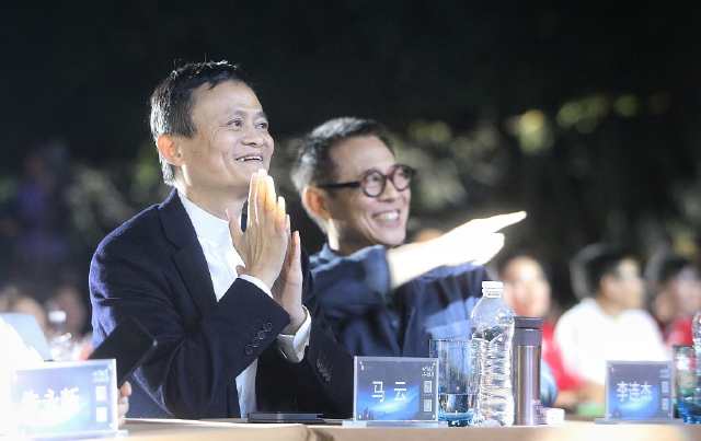 照片中56岁李连杰与马云同框,留起了长发,戴着一副黑框眼镜,和之前传