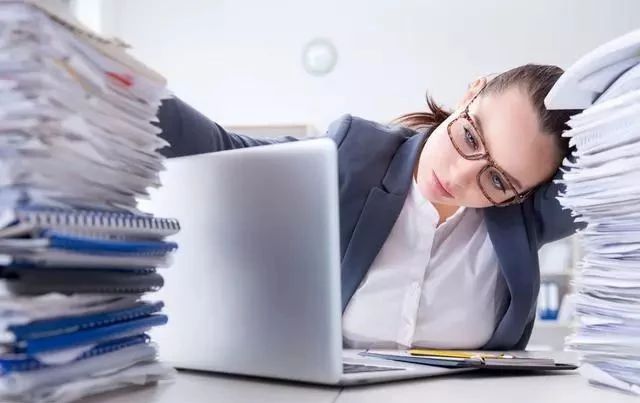 员工:公司目前缺人,我一个人干三个人的活,工作量